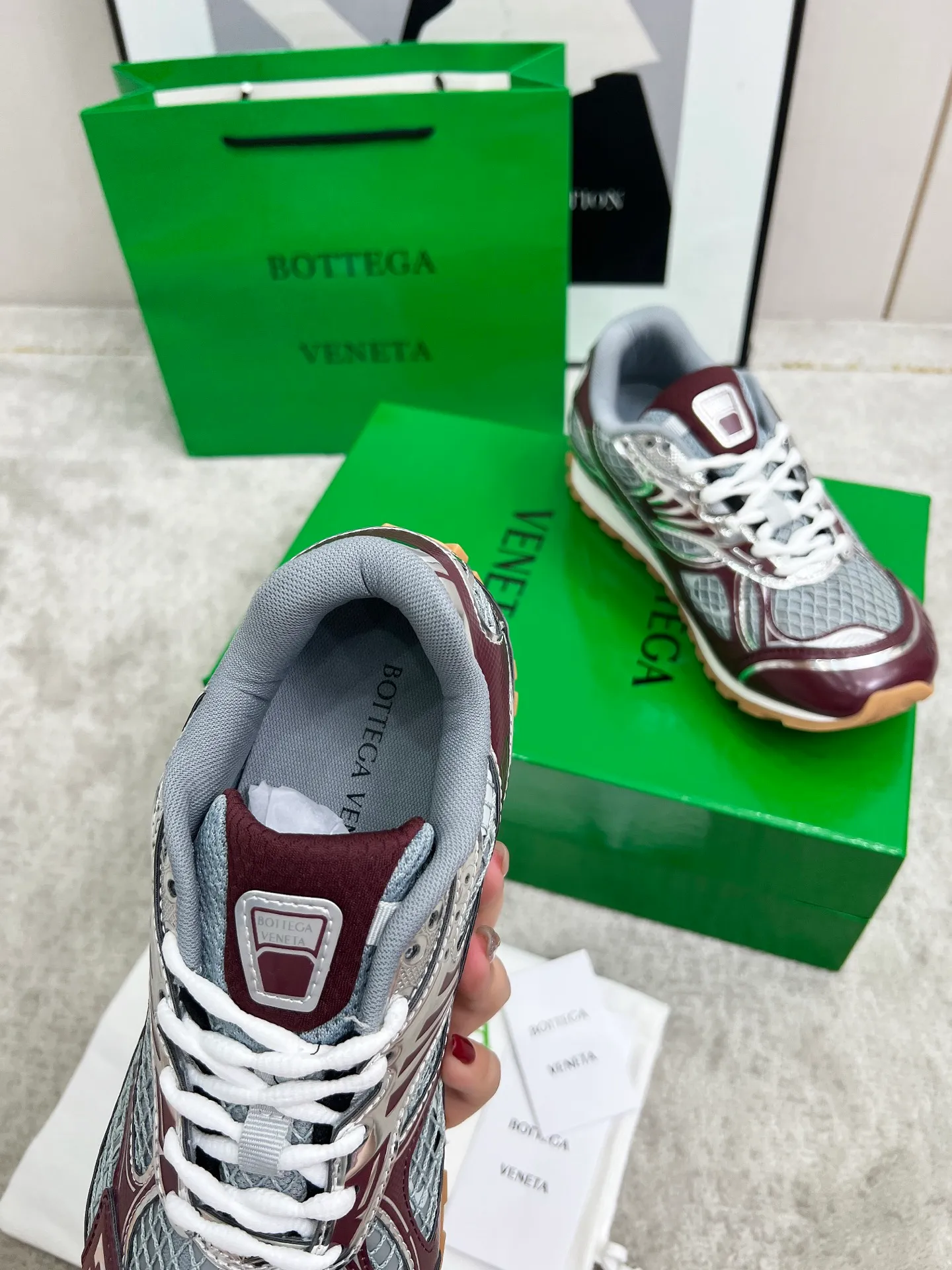 P540. Top version (couples model) Bottega Veneta Bottega Veneta 23ss autumn and winter show BV Orbit sneakers Wang Yibo's same style couples casual shoes dad shoes! Runner sneakers! Original purchase and development!  Made of original lightweight technical mesh fabric, the same as the original version! The process is complicated!  Paired with a rubber outsole designed with a geometric pattern, the high version of the Wang Zha series is actually much taller, but the legs still look slim. Very nice. Durable and playable, standard and version-matching shoe package technology, look for high-end versions. The original outsole is exclusively molded, and the color-blocked TPU outsole is used. The material and weight are the same as the original!  Size: #Female 35-41 (40 and 41 customized sizes are non-refundable) Male 39-45 (45 size customized are non-returnable and exchangeable)